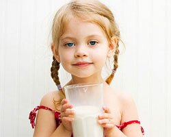 Для гидратации организма детей, молоко лучше чем вода