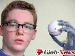 Подросток управляет при помощи смартфона бионической рукой